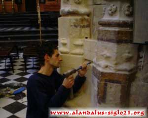 Marcos Moreno trabajando en el Altar Mayor de la Mezquita Catedral de Córdoba
