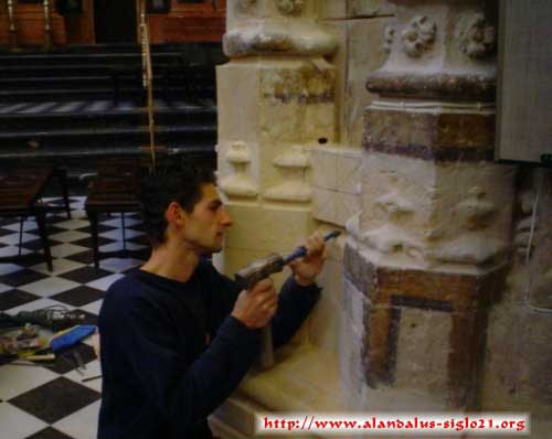 Fotografía en detalle del trabajo en el Altar Mayor de la Mezquita Catedral de Córdoba