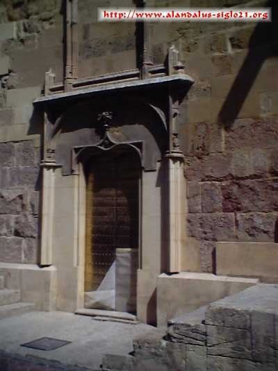 Labor de talla y reposición en la Puerta de la Leche de la Mezquita Catedral de Córdoba